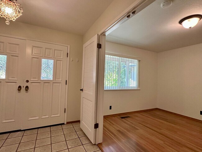 Building Photo - 4 Bedroom Home + Den in Saratoga!