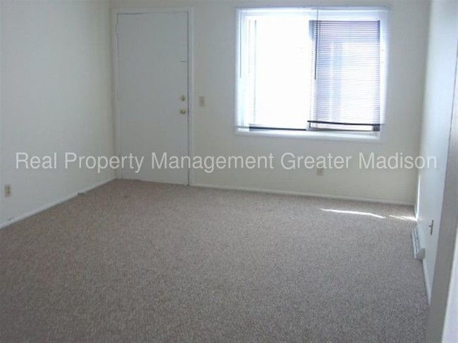 Building Photo - Cozy 2 Bedroom Duplex