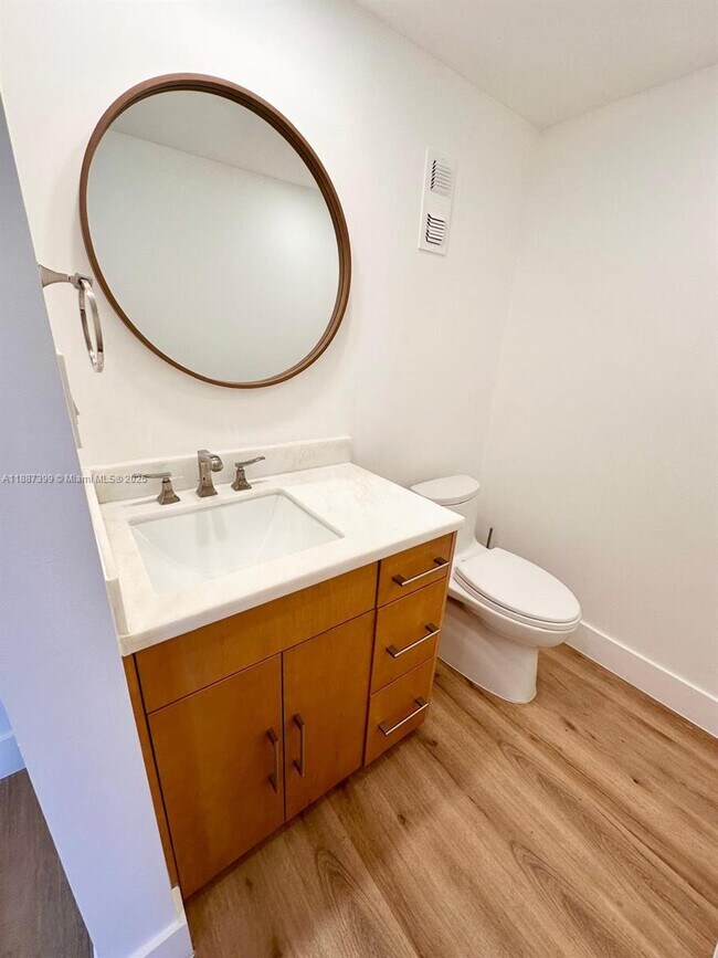 Foto del edificio - 6900 Bay Dr