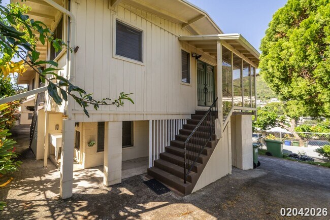 Foto del edificio - $3900 / 4 Bed / 2 Bath / 2 Parking IN KALIHI