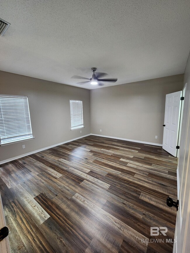 Foto del edificio - 100 Dunbar Loop