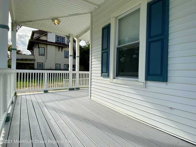 Building Photo - 409 6th Ave