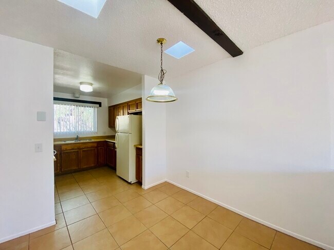 Foto del edificio - Spacious Townhome Style Home with Large Ya...