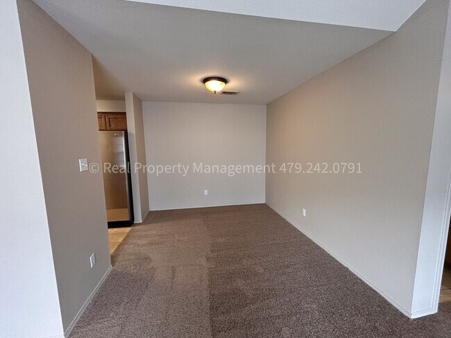 Foto del edificio - All new inside!! 3 bed 2 bath 2 car garage...