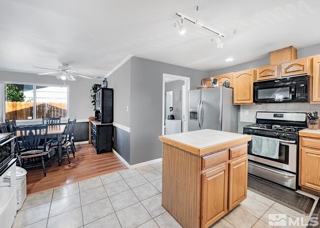 Building Photo - Immaculate Sparks Beauty