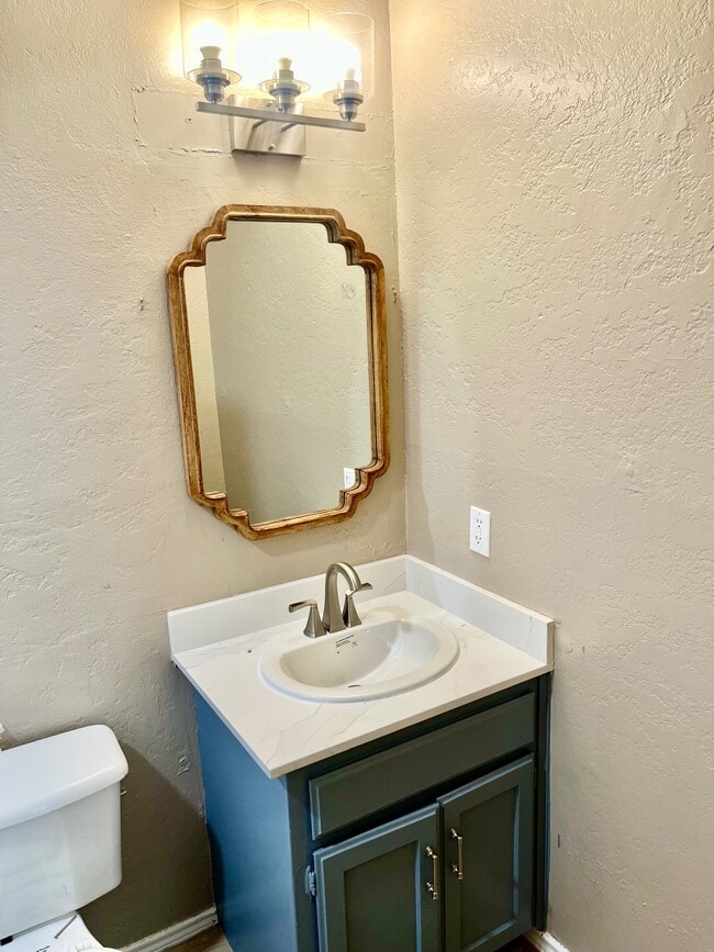 Foto del edificio - 704 Long Ct