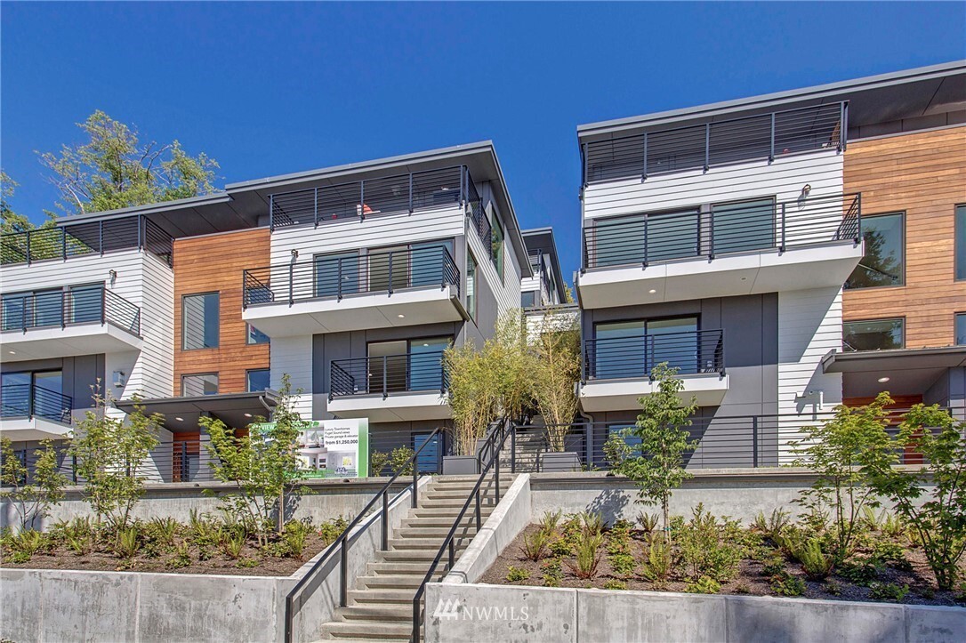Foto principal - 2210 12th Ave W