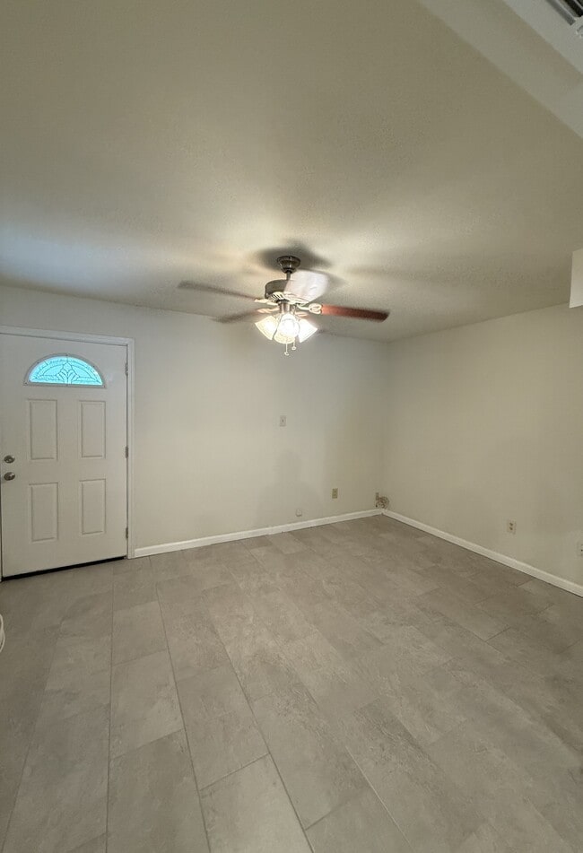 Building Photo - 1572 Savannah Dr