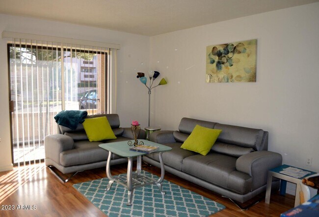 Foto del edificio - 3033 E Devonshire Ave