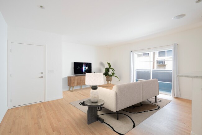 Foto del edificio - 1220 N. Formosa Ave