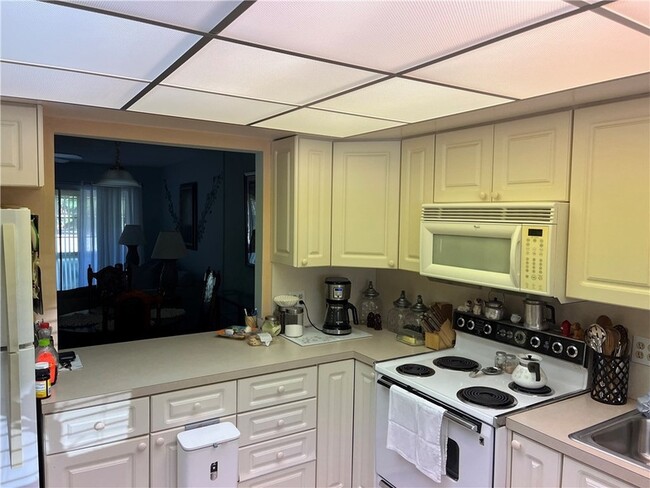 Building Photo - 600 Royal Palm Pl