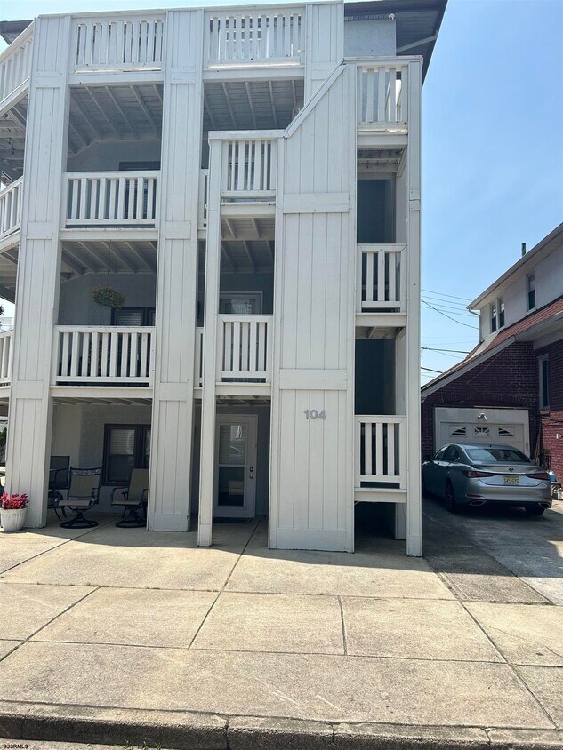 Primary Photo - 104 S Frankfort Ave