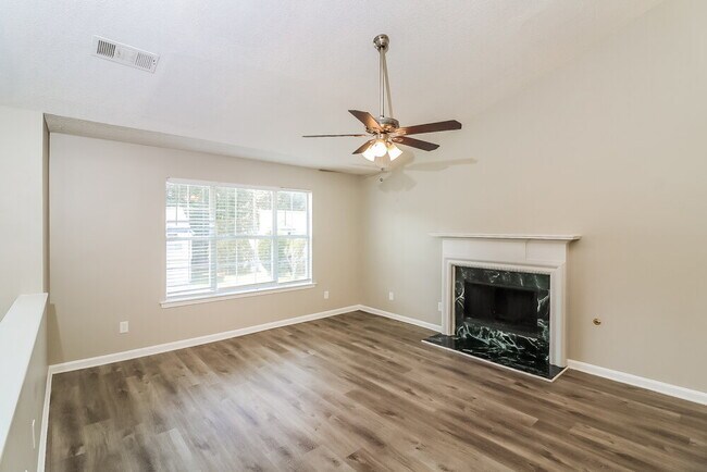 Foto del edificio - 706 Rosewood Cir