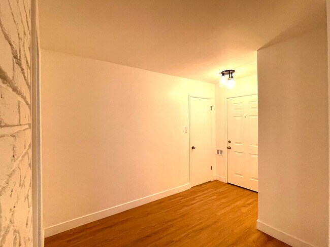 Building Photo - Beautiful updated Four Bedroom home in Riv...