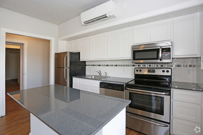 2BR, 2BA - Kitchen - Marquette Place