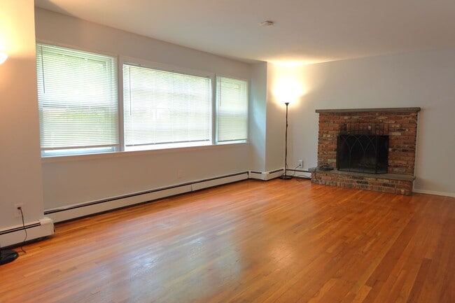Building Photo - 4 Bedroom Colonial
