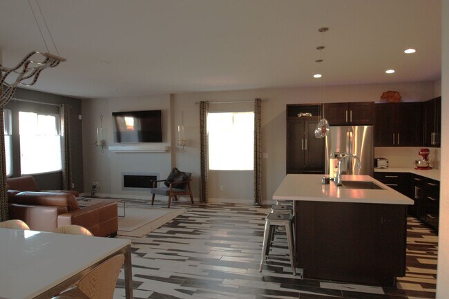 Foto del edificio - Beautiful Customized 3 Bed / 2.5 Bath Sing...