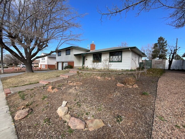 Foto del edificio - 4 Bedroom Home Available Near Louisiana Bl...