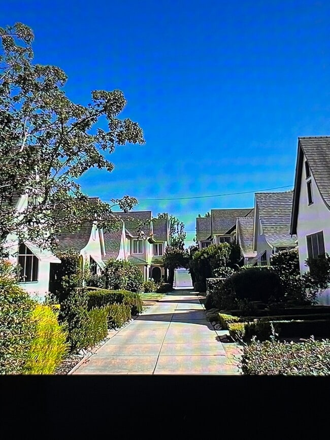 entrada para autos - dúplex en la parte trasera - 2103 Huntington Dr