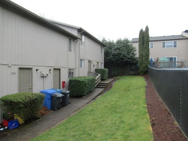 Building Photo - Two Bedroom Townhouse in Quiet Neighborhood
