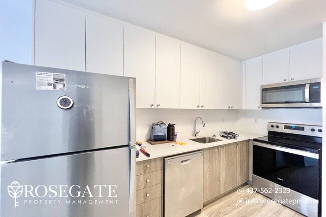 Photo du bâtiment - Newly Renovated 2-Bedroom + Den, 2-Bath Co...
