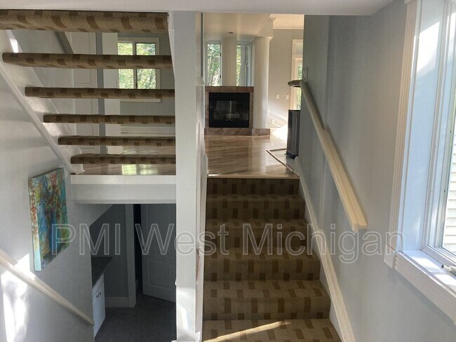 Building Photo - 6803 Blue Ridge Dr NE