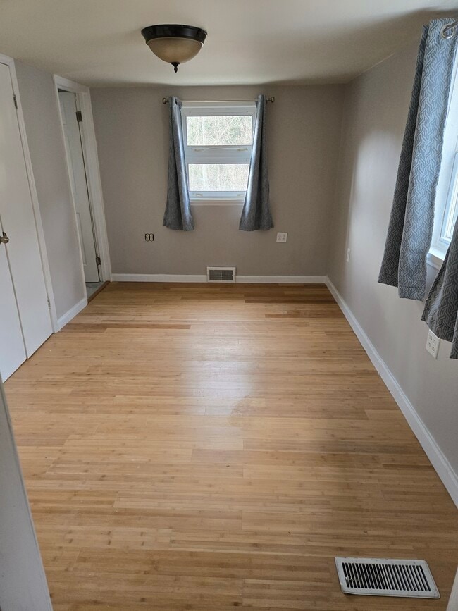 Building Photo - 653 Sloop Rd