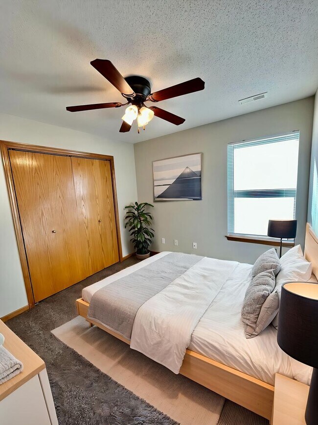 Building Photo - Remington Village Townhome in Raymore with unfinished basement!