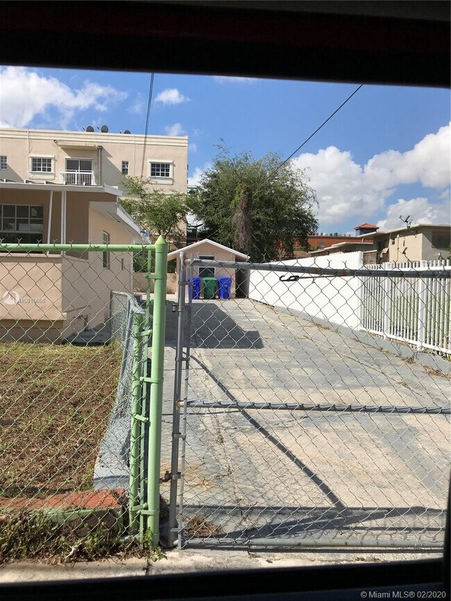 Building Photo - 230 SW 16th Ave