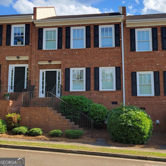 Building Photo - 1111 Surrey Ln