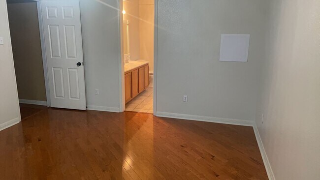 Building Photo - AMAZING 2-STORY 3 BEDROOM!!