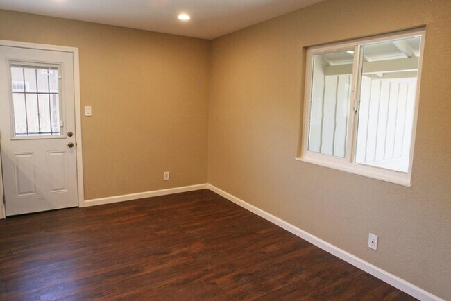 Foto del edificio - 1080 Holly Hill Dr - Beautifully Remodeled...