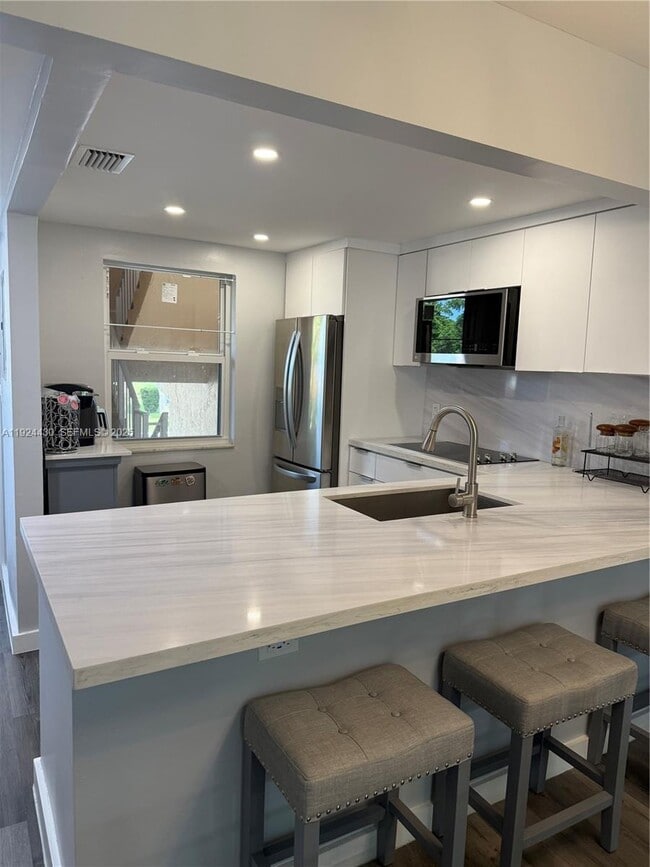 Building Photo - 1000 Country Club Dr