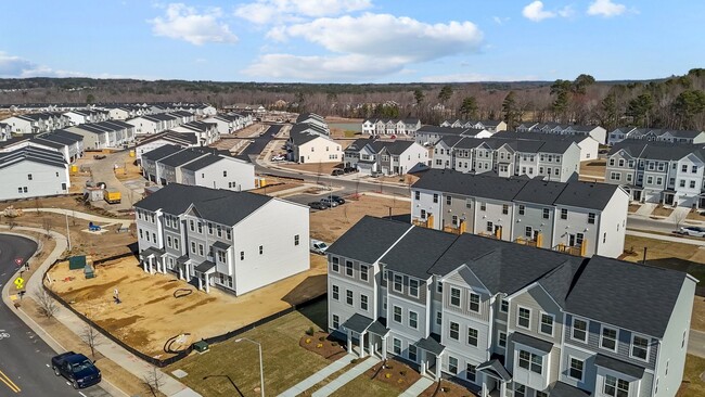 Foto del edificio - New Townhome in SE Raleigh