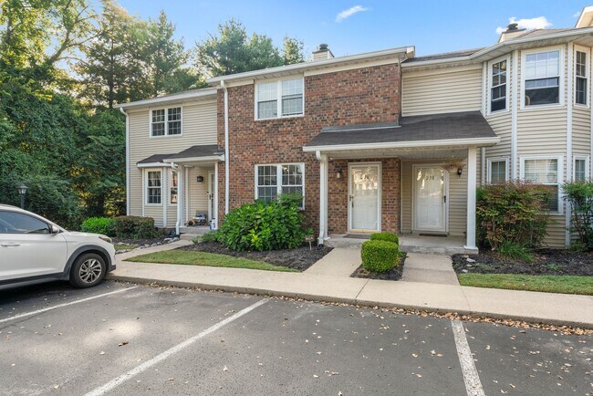Foto del edificio - 2 Bed, 1.5 Bath Townhome * No Pets * Comm. Pool and Tennis