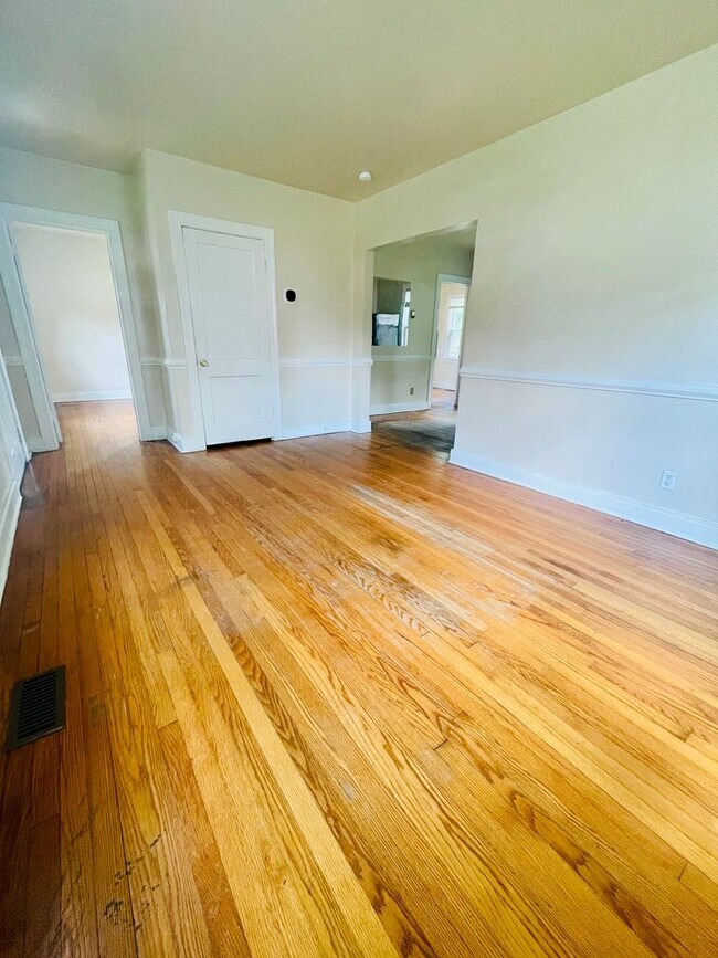 Building Photo - Adorable 2 bdrm/1 bath Bungalo w/Loft Loca...