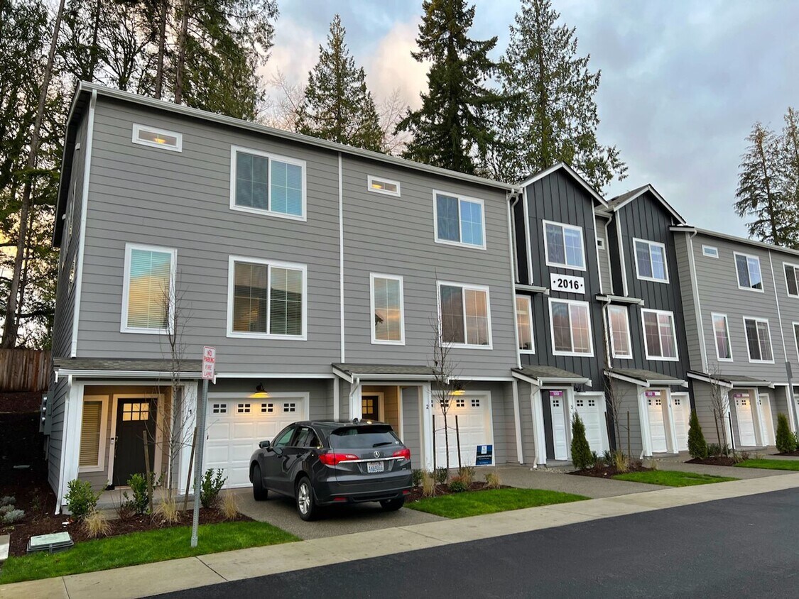 Primary Photo - LAKE STEVENS 3 Bdrm End-Unit Townhome - CL...