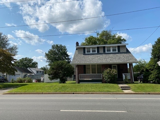 Primary Photo - Charming 3 bedroom near Prices Corner