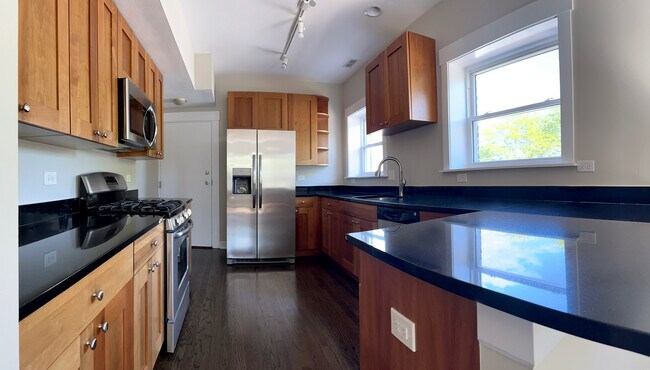 Building Photo - 2535 Prairie Ave