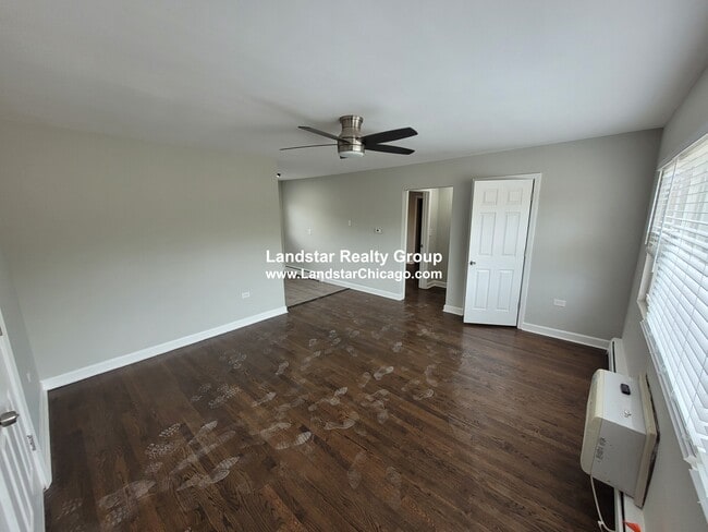 Building Photo - 1323 W Sherwin Ave