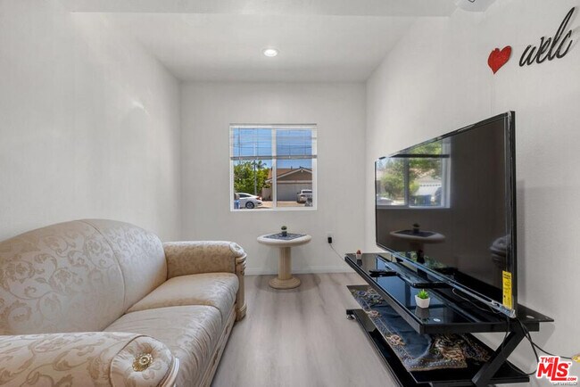 Foto del edificio - 7703 Baird Ave