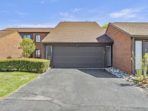 Building Photo - 3069 Lindenwood Dr