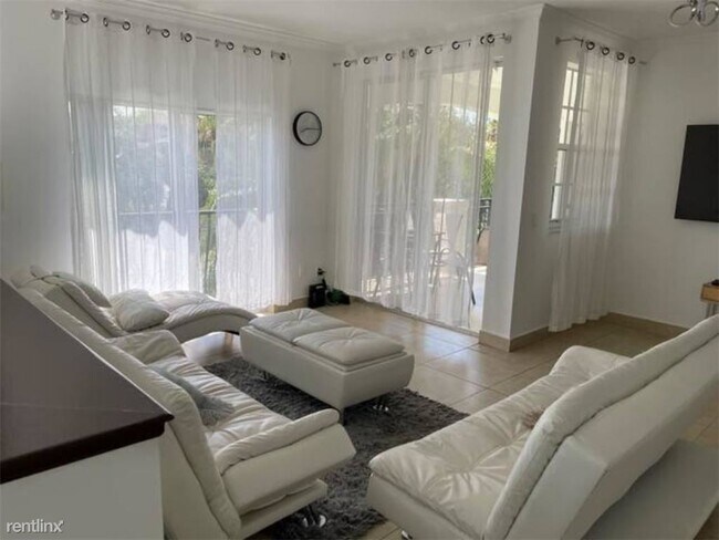 Building Photo - 1 br, 1 bath Condo - 3205 NE 184th St Apt ...