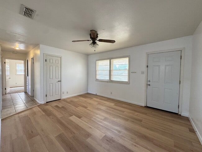 Building Photo - Cozy 2/1 Single-Family Home with Fresh Floors & 1-Car Garage