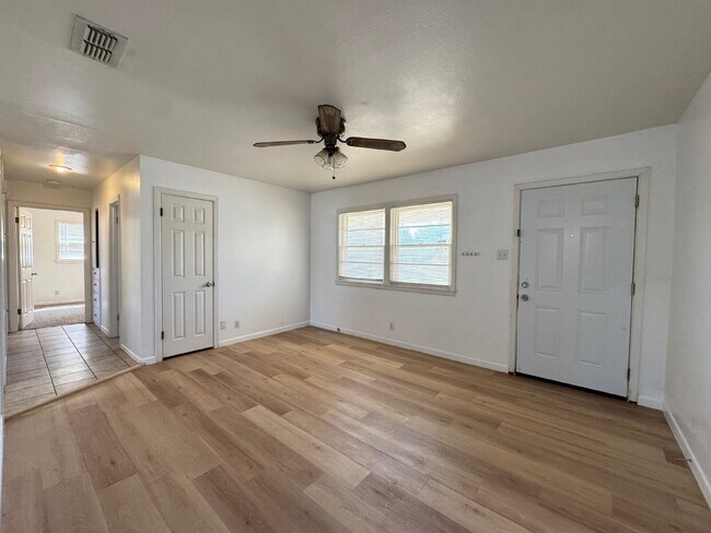 Foto del edificio - Cozy 2/1 Single-Family Home with Fresh Floors & 1-Car Garage