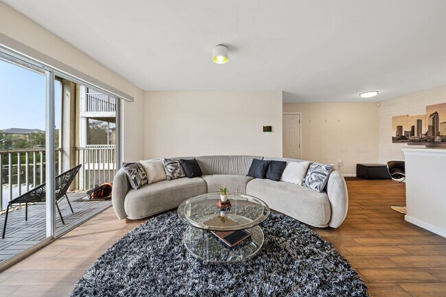 Building Photo - 1 Furnished Bedroom Condo in Tampa! Highly...