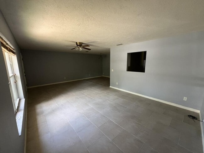Building Photo - 1091 N Lion Cub Point