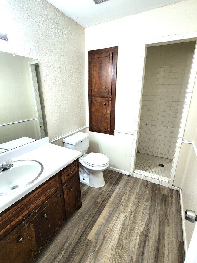 Building Photo - Updated 3/2/1 duplex in Northwest Lubbock.