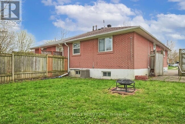 Building Photo - 277 Silverbirch Dr