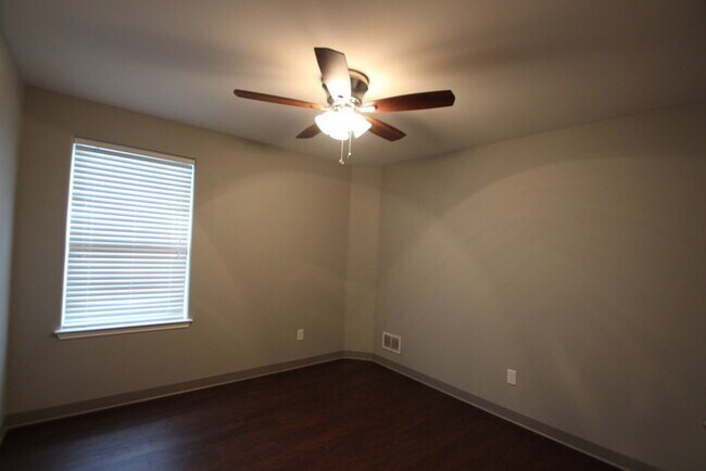 Building Photo - Tour Today! Must see 3 Bedroom 2 Bath Dupl...